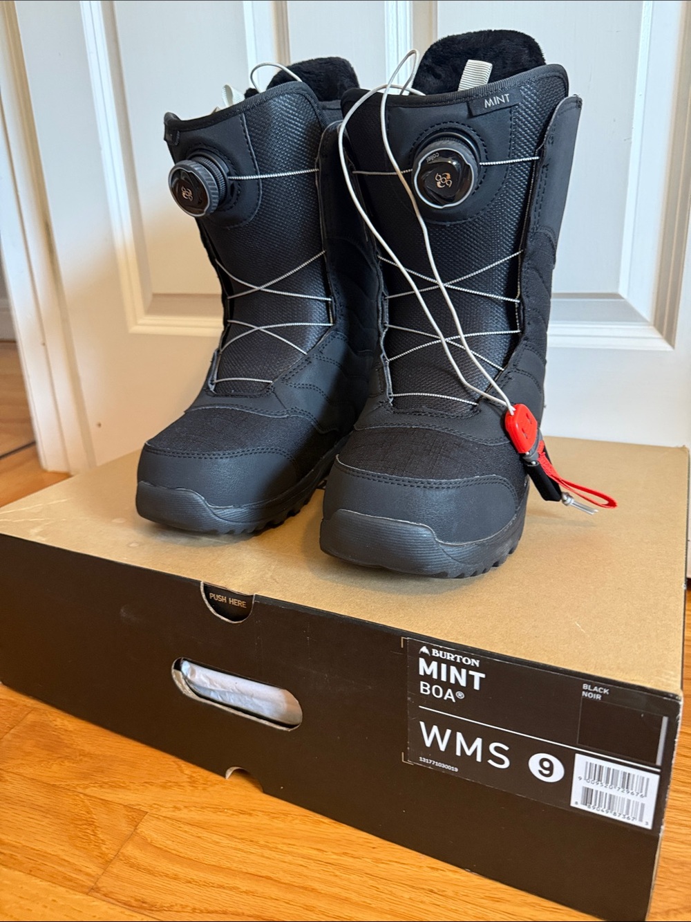 NWT Burton Mint BOA Women's Snowboard Boots - Black